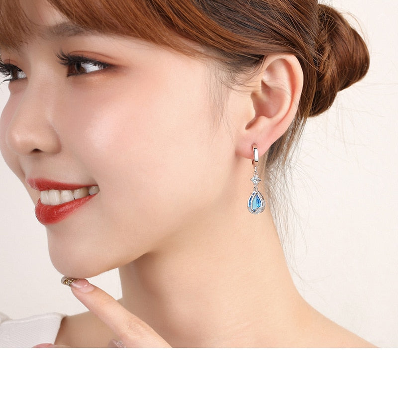 The Needle Vintage Crystal Flower earrings with blue crystal are adorned with beautiful teardrop crystals and sparkling rhinestones. Marking of S925 and a 925 stamp are exquisite and dazzling