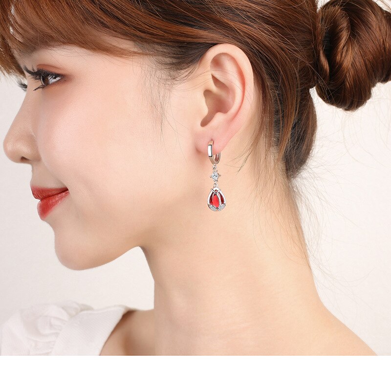 The Needle Vintage Crystal Flower earrings with red crystal are adorned with beautiful teardrop crystals and sparkling rhinestones. Marking of S925 and a 925 stamp are exquisite and dazzling